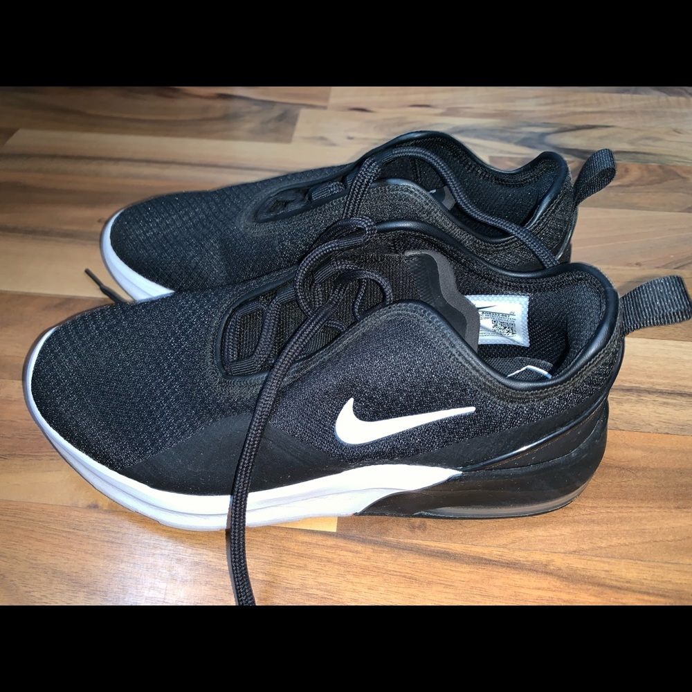 Women’s Nike Air Max Motion 2 size 6.5